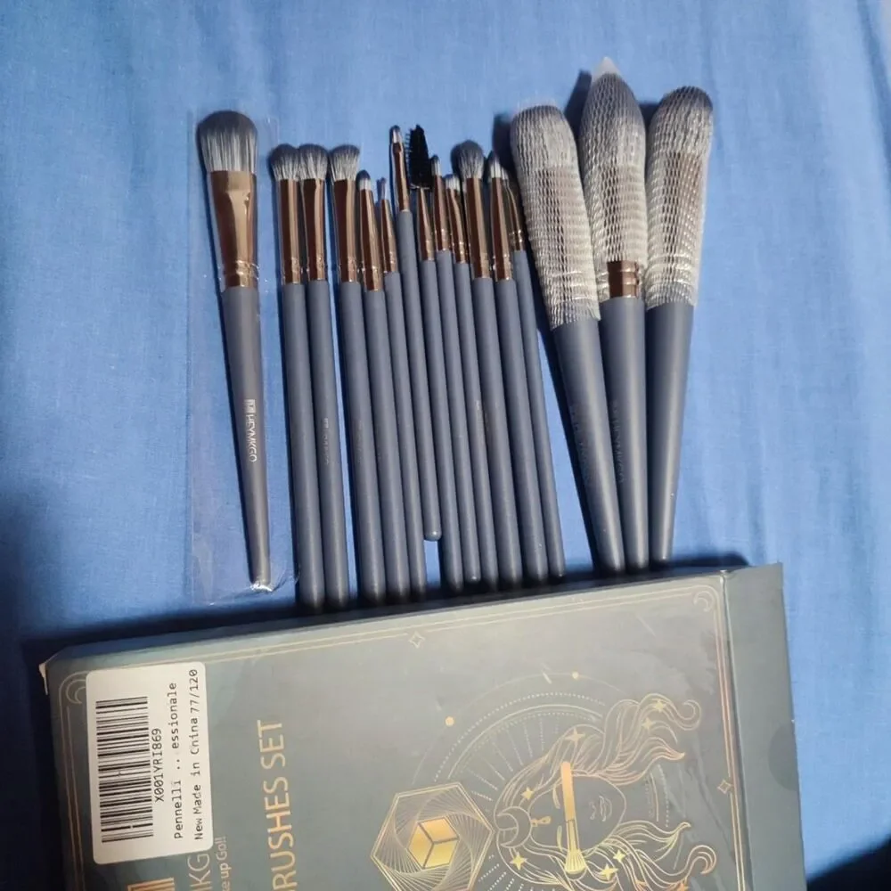 Hemkgo 16 Pieces Blue Professional Makeup Brushes Set With Cosmetic Bag